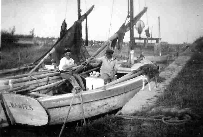 Pêcheurs de Loire devant la Maison Verte vers 1930 (coll. D. Charriau)